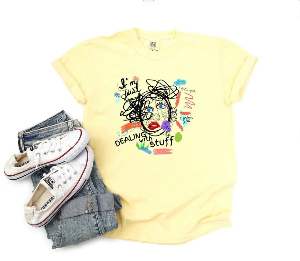 Health Wellness Mental Health - 私はただ物事を解決し続けています Tシャツ 感動しても大丈夫です 感動する気持ちを表現するのに最適です 彼女の精神的健康とウェルネスのために